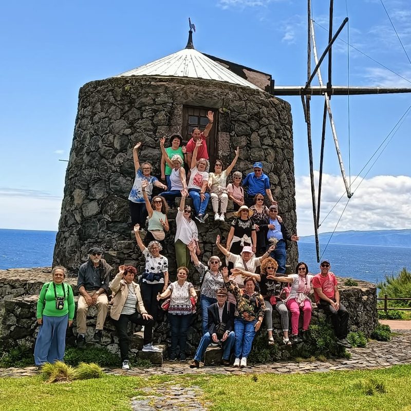 Grupo da Reserva d'Emoções junto a um moinho de vento nos Açores