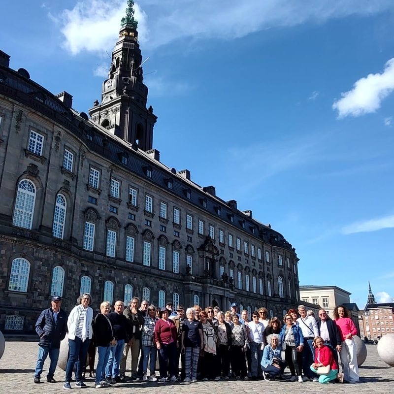 Grupo da Reserva d'Emoções em frente ao Palácio de Christiansborg, em Copenhaga