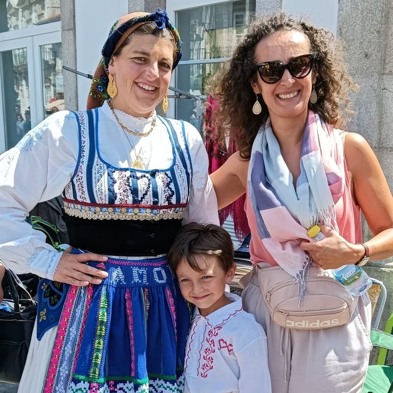 Viajantes com uma senhora em traje tradicional português